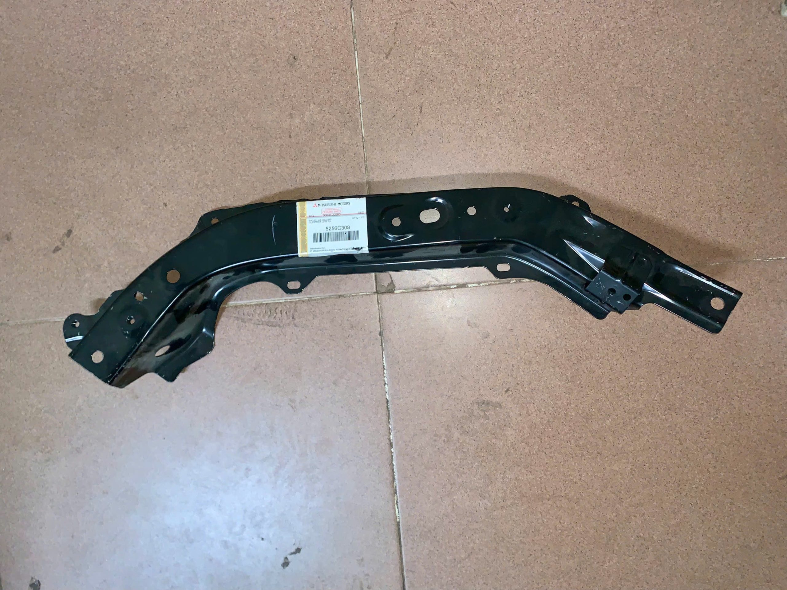 Xương bắt đèn pha Mitsubishi Xpander (2018-2021) (mã 5256C308)