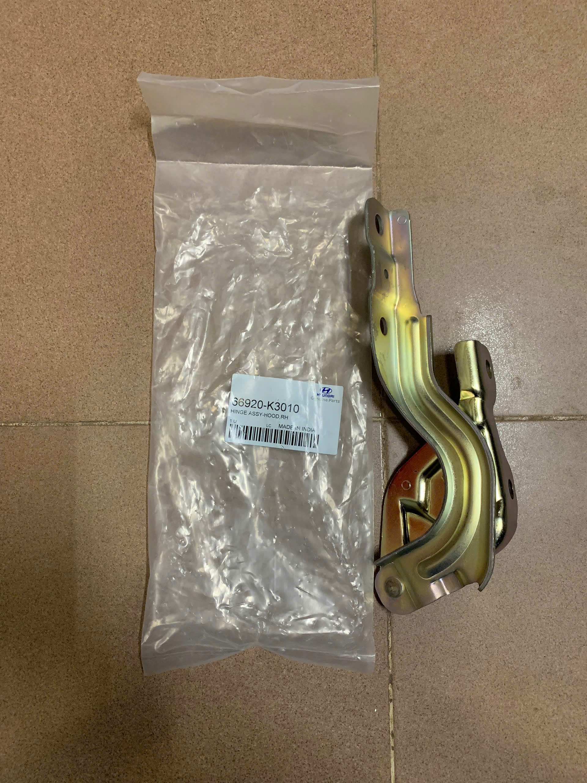 Bản lề nắp capo bên phải Hyundai Venue 2024 mã 66920-K3010